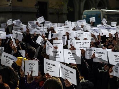 Concentración frente al Ayuntamiento de Madrid en noviembre de 2019 en la que se sostuvieron carteles con los nombres de las mujeres asesinadas a mano de sus parejas en España desde 2003.