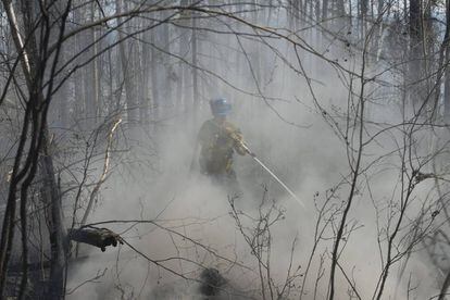 lA Unidad de Montaña de Alberta reiega en varios puntos para evitar la crecida de llamas, las condiciones del fuego siguen siendo extremas.