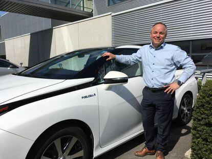 Thiebault Paquet, director de motorizaci&oacute;n de Toyota para Europa, al lado de un Mirai, un coche que funciona con hidr&oacute;geno de la firma asi&aacute;tica.