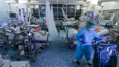 Una profesional sanitaria atiende a varios enfermos en la UCI del Hospital Universitario de Leipzig (Alemania), el 16 de noviembre.