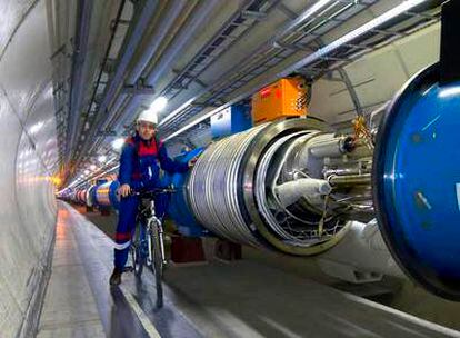 Un operario recorre el túnel de 27 kilómetros del CERN, junto a Ginebra, donde está montado el LHC.