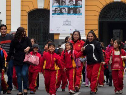 Ni&ntilde;os estudiantes en la Plaza de Armas en Lima