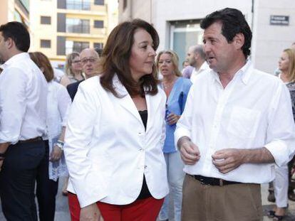 El presidente del PP de Alicante, Jos&eacute; Ciscar, con la alcaldesa de Elda, Adela Pedrosa. 