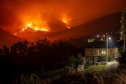 Las llamas avanzaban la noche del viernes hacia el pueblo de Candeda (Carballeda de Valdeorras). Más de 3.000 hectáreas hasta el momento se han visto afectadas en catorce incendios forestales registrados en Galicia. 