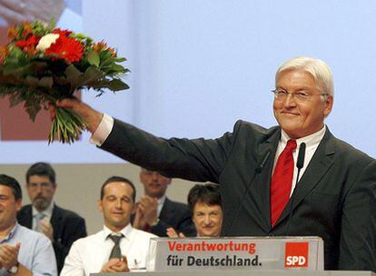 El ministro de Asuntos Exteriores alemán, Frank-Walter Steinmeier, saluda a los delegados del Partido Socialdemócrata Alemán (SPD), durante el congreso extraordinario que se celebró en Berlín