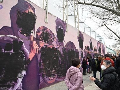 El mural feminista, 'La unión hace la fuerza', del distrito de Ciudad Lineal de Madrid, amaneció el Día de la Mujer con pintadas de color negro que tapaban los rostros de las mujeres homenajeadas en la pintura.