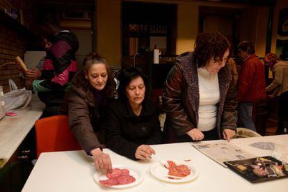 Usuarios de la Asociaci&oacute;n Arraigo de Ferrol, ayer por la tarde en el local de la ONG.