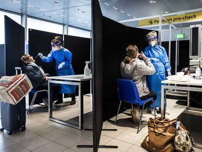 Pruebas de coronavirus a viajeros procedentes de Sudáfrica, este martes en el aeropuerto Schiphol de Ámsterdam.