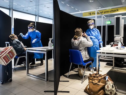 Pruebas de coronavirus a viajeros procedentes de Sudáfrica, este martes en el aeropuerto Schiphol de Ámsterdam.