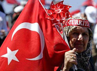 Una mujer desfila con una bandera turca en la gran manifestación en defensa del Estado laico que ayer se desarrolló en Estambul.