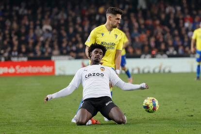 Correia, del Valencia, cae ante Rubén Sobrino, del Cádiz, este viernes en Mestalla.