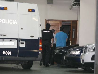 Manuel Fern&aacute;ndez Casti&ntilde;eiras y su hijo llegando al juzgado esta ma&ntilde;ana 