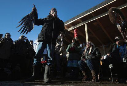 En esa zona, la comunidad de Standing Rock se ha levantado bloqueando la carretera que permitía el acceso de las excavadoras y la maquinaria para construir un oleoducto por debajo de su principal fuente de agua. Los nativos acusaron también a la empresa constructora de destruir varios terrenos sagrados. En la imagen, un miembro de la tribu Sioux da un discurso en el campamento Oceti Sakowin.