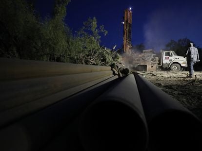 Cae la noche y rescatistas siguen trabajando para liberar a los 10 mineros atrapados bajo tierra en Sabinas, Estado de Coahuila (México), este jueves.