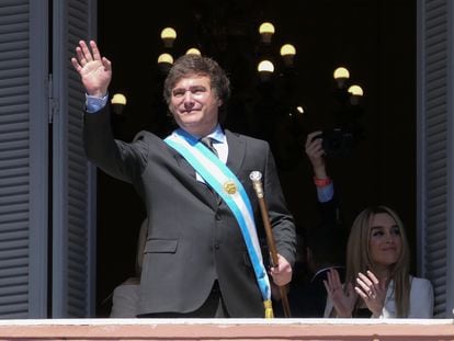 El presidente electo de Argentina, Javier Milei, en el balcón de la Casa Rosada, sede de la presidencia de Argentina.