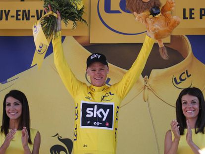 Chris Froome y dos azafatas en el Tour de Francia.