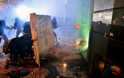 Encapuchados lanzan cócteles molotov en el Palacio Tiradentes, sede de la Asamblea Legislativa de Río de Janeiro. La violencia surgió tras una protesta pacífica de maestros para exigir más financiación para la educación pública y mejores condiciones de trabajo.
