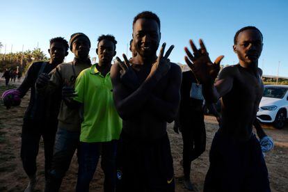 Llegada de migrantes a Melilla tras saltar la valla este jueves 3.