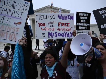 Protestas de ambos bandos del debate sobre el aborto, este martes por la mañana ante el Tribunal Supremo de Estados Unidos, en Washington.