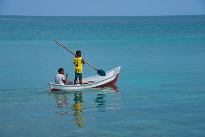 Dos niños en una canoa recorren la zona.  La economía del Archipiélago de San Bernardo depende -casi por completo- de la pesca y el turismo.