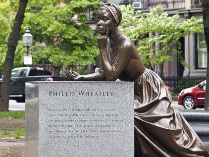Estatua de la escritora Phillis Wheatley en el Memorial de Mujeres de Boston.