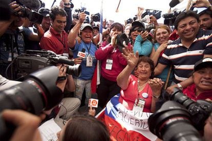 Margarita Rojo, madre del minero Darío Segovia, celebra con algunos parientes el rescate de su hijo.