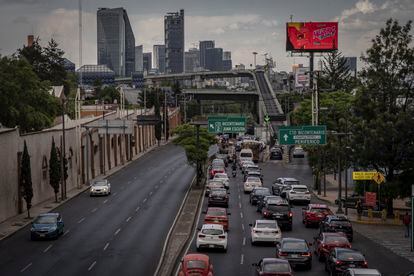 Vista del tráfico en la avenida Constituyentes, al poniente de la Ciudad de México.