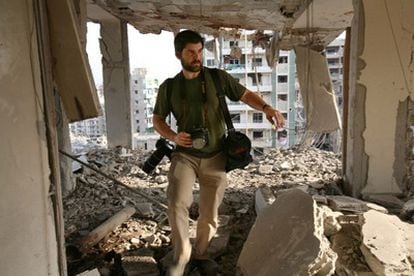El fotógrafo estadounidense Chris Hondros camina entre las ruinas de un edificio del sur de Beirtu, Líbano. Hondros, de 41 años, falleció debido a las heridas causadas por un ataque con morteros por parte de las tropas leales a Gadafi en la ciudad de Misrata. En el bombardeo, también murió el fotógrafo y documentalista Tim Hetherington.