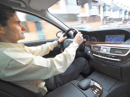 Un coche con un navegador GPS integrado en el salpicadero.