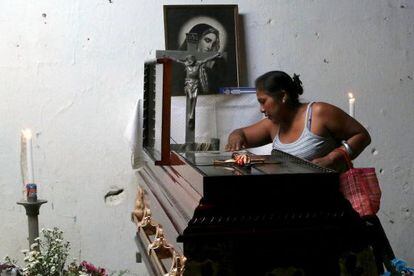 El ataúd de Miguel Angel Jiménez velado en su casa de Guerrero