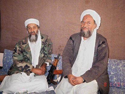 Osama bin Laden (izquierda) y Ayman al Zawahiri reunidos en algún lugar de Afganistán en noviembre de 2001.
