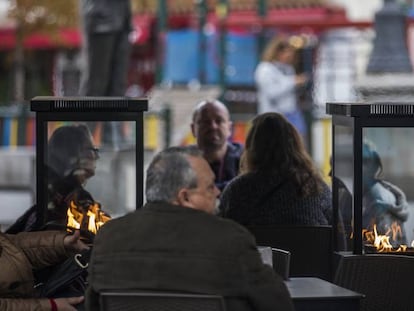 Estufas de gas en terrazas de bares en la Plaza Santa Ana de Madrid, en 2019.