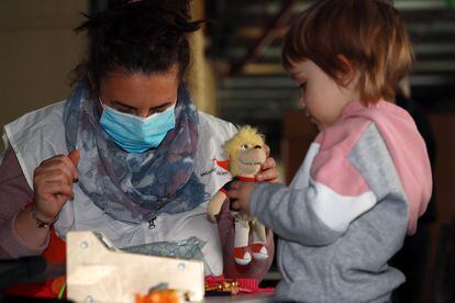 Alyona y su hija Bella, de tres años, juegan en el refugio de Romexpo, en Bucarest, capital e Rumanía.