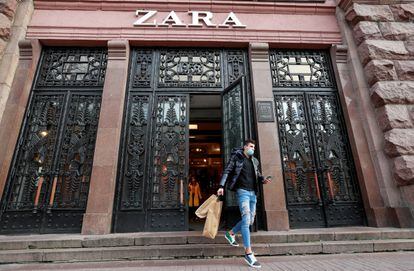 Un cliente de Zara sale de una de las tiendas de la compañía en Kiev (Ucrania), el 25 de noviembre.