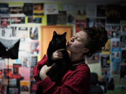 Melania junto a uno de los gatos que también se encuentran en el refugio en que se ha convertido la sala proEnglish Theatre de Kiev.