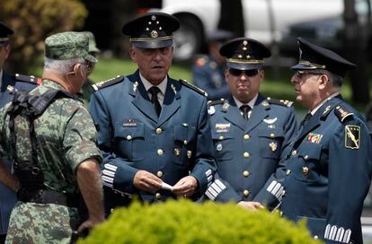El general Salvador Cienfuegos rodeado de mandos militares en una celebración el 16 de septiembre de 2016.