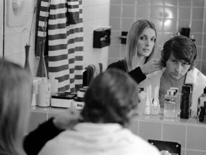 Sharon Tate corta el pelo de su marido, Roman Polaski, en su casa de Londres en 1968.