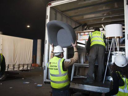 Varios operarios cargando un cami&oacute;n con mobiliario donado en el MWC.