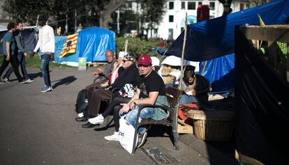 Acampades independentistes i de sensesostre a plaça Catalunya.