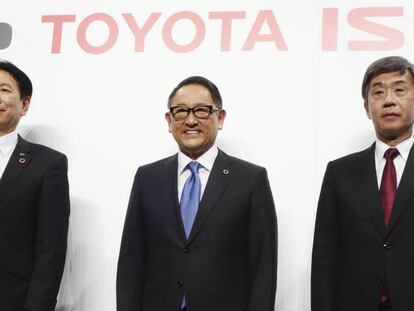 De izquierda a derecha, el presidente de Hino, Yoshio Shimo, el de Toyota, Akio Toyoda, y el de Isuzu, Masanori Katayama, este miércoles en Tokio.