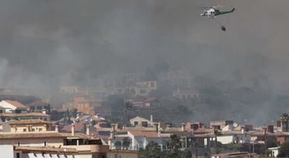 Un helicoptero del Infoca sobrevolando Torreguadiario, en San Roque (C&aacute;diz).