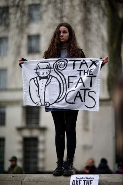 Una joven se manifiesta contra el llamado "impuesto del dormitorio".