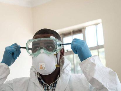 Un especialista de laboratorio se prepara para visitar la sala para personas en cuarentena que tuvieron contacto con el primer paciente keniano de la Covid-19 en la Unidad de Enfermedades Infecciosas del Hospital Nacional Kenyatta en Nairobi, Kenia.
