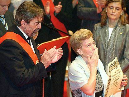 La madre de Francisco Moro recoge el título de hijo adoptivo de Zaragoza del alcalde Juan Alberto Belloch.