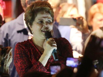 Dilma Rousseff saluda a los simpatizantes del Partido de los Trabajadores el martes 28 de agosto de 2018, en Minas Gerais