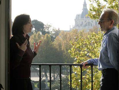 Nuria Espert y José Luis Gómez, en un balcón de la casa de la actriz frente al Palacio de Oriente, en Madrid.