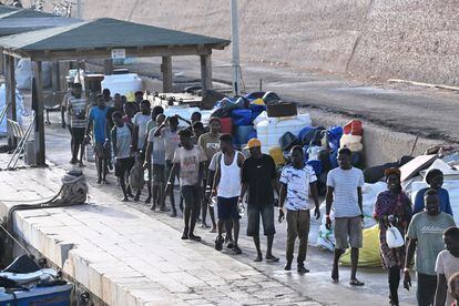 Migrantes rescatados por la Guardia Costera italiana llegan a Lampedusa, el pasado 18 de septiembre. 
