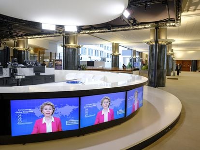 Monitores de televisión muestran la imagen de Ursula von der Leyen, presidenta de la Comisión Europea, el pasado 5 de mayo en Bruselas.