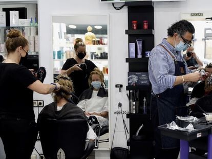 El número de desempleados marcó un descenso histórico de 166.911 personas en junio. En la imagen, una peluquería de Madrid.