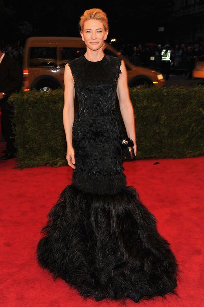 Cate Blanchett iba elegantísima con este vestido negro con el bajo de plumas de Alexander McQueen.